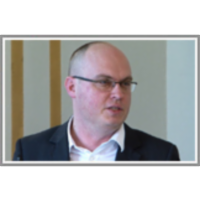 Opazovanje opazovalcev: Oddaljeni in bližnji pogled na ornitologe icon